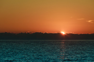 Obraz premium Sunrise or sunset over sea surface