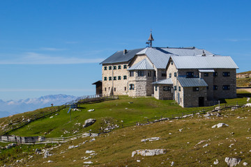 Fototapeta na wymiar Berghütte auf dem Schlern in den Dolomiten