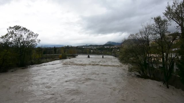 Il fiume Piave, dopo grandi inondazioni,Sacro alla patria,attraversa la piccola citt&agrave; di Belluno,Italia