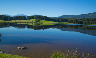 Idyllisch gelegener See in der ruhe des Sommermorgens