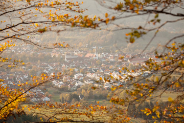 Im Herbst ein Blick auf die Stadt Donzdorf an der Schwäbische Alb