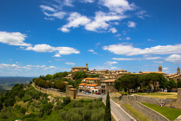 Naklejka premium Panoramablick auf Montalcino