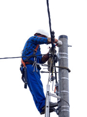 Praca montera instalacji elektrycznej na słupie energetycznym © JDziedzic