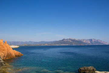 Meer mit der Küste von Sardinien