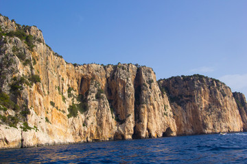 Fototapeta na wymiar entlang der Meeresküste auf sardinien 