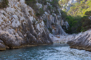 entlang der Meeresküste auf sardinien 