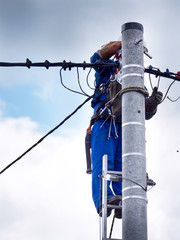 Praca montera instalacji elektrycznej na słupie energetycznym © JDziedzic