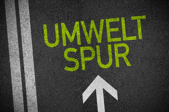 Asphalt mit Pfeil und Umweltspur