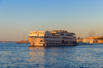 Obraz premium Cruise ship sailing on the Nile river, Egypt