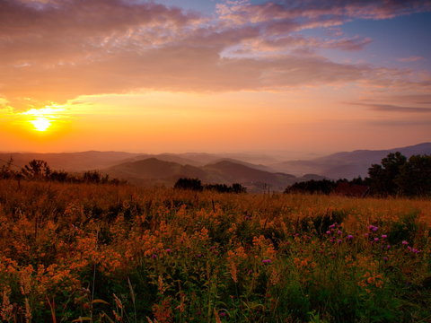 Fototapeta Beskid Wyspowy - wschód słońca