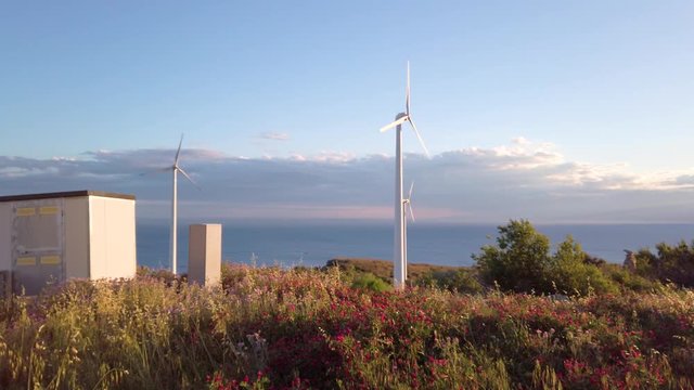 Parco eolico con turbine per la generazione di energia elettrica dal vento. Fonte rinnovabile e pulita, tecnologia per le costruzioni del futuro. Situate in montagna.