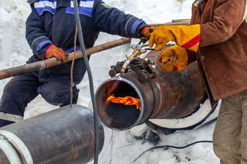 Manual-arc welding of process pipelines for an oil refinery