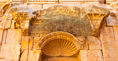 Propylaeum junto a escalinata de plaza del Templo de Artemisa. Ciudad grecorromana Jerash,...