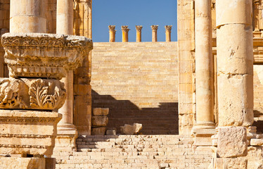 Propylaeum junto a escalinata de plaza del Templo de Artemisa. Ciudad grecorromana Jerash, Jordania, Oriente Medio © JUAN CARLOS MUNOZ
