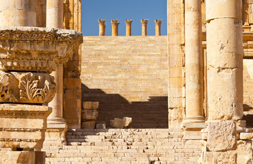 Propylaeum junto a escalinata de plaza del Templo de Artemisa. Ciudad grecorromana Jerash,...