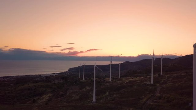 Parco eolico con turbine per la generazione di energia elettrica dal vento. Fonte rinnovabile e pulita, tecnologia per le costruzioni del futuro. Situate in montagna.
