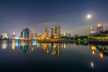 Fototapeta na wymiar Lake Ratchada situated in the Benjakitti Park in Bangkok at night
