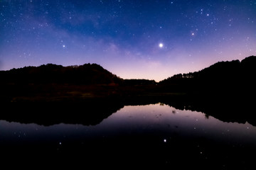 Fototapeta premium 湖面の星たち