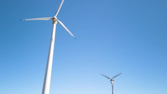 Parco eolico con turbine per la generazione di energia elettrica dal vento. Fonte rinnovabile e pulita, tecnologia per le costruzioni del futuro. Situate in montagna.