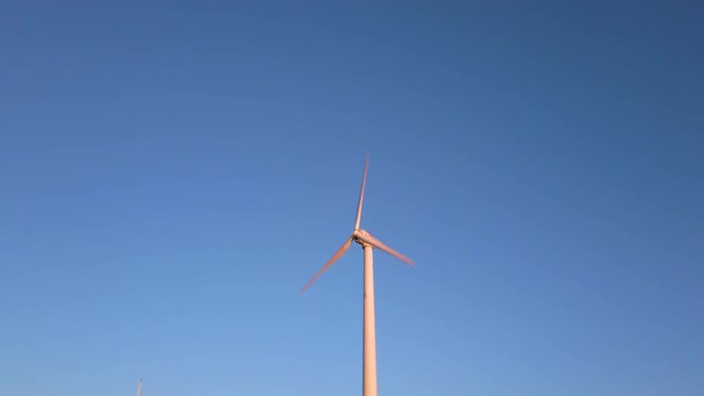 Parco eolico con turbine per la generazione di energia elettrica dal vento. Fonte rinnovabile e pulita, tecnologia per le costruzioni del futuro. Situate in montagna.