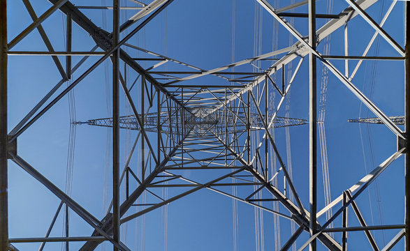 Hochspannungsleitung von unten