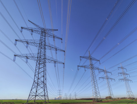 Stromnetz vor blauem Himmel