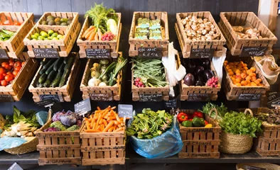Foto op Plexiglas groenten en fruit in rieten manden in groentewinkel © caftor
