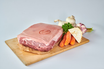Deutscher Schweinebraten roh am Stück mit weißem Hintergrund zum freistellen 