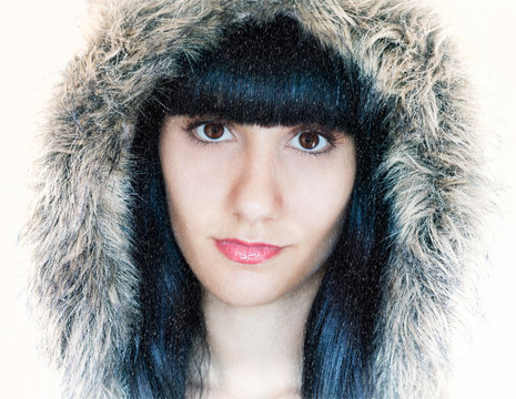 Chica con un gorro de pelo