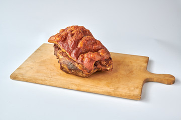 Deutscher Schweinebraten auf Holzbrett mit weißem Hintergrund 