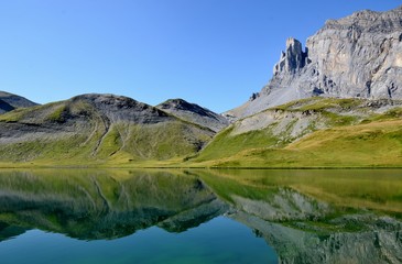 Naklejka na ściany i meble Lac de montagne, Alpes du Nord, France