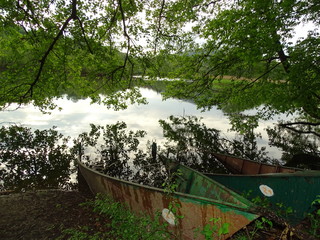 piccole barche affondate sulla riva del fiume