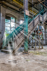 Sonnenstrahlen fallen durch Fenster in einer Alten Fabrik