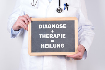 Arzt mit einer Tafel Diagnose und Therapie führen zur Heilung