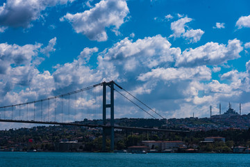Fototapeta na wymiar Bosporus Brücke mit Camlica Moschee