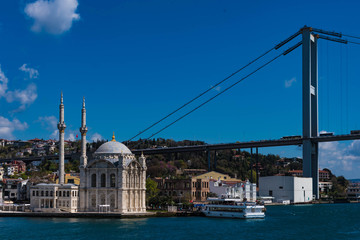 Fototapeta na wymiar Ortoaköy Moschee und Bosporus Brücke