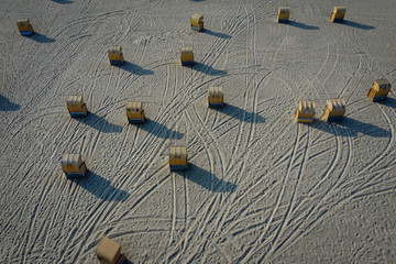 Luftaufnahme eines Strandes mit Strandkörben
