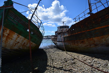 Fototapeta na wymiar Cimetière de bateaux le Sillon Camaret-sur-Mer