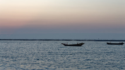 Obraz premium boat in sea at sunset