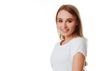 Fototapeta premium Młoda kobieta pokazuje uśmiech, w casual smart odzież, na białym tle białym tle. Kaukaska blond modelka w emocjach i optymistycznej, pozytywnej, szczęśliwej koncepcji studyjnej sesji zdjęciowej.