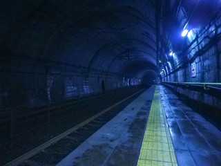 筒石駅　地中深くにある駅
