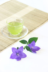 Obraz na płótnie Canvas 冷たい緑茶とキキョウの花