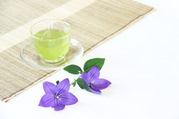 冷たい緑茶とキキョウの花