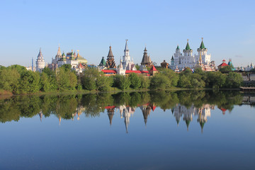 Naklejka premium Kremlin in Izmailovo in Moscow Russia early spring morning with reflection in the blue water of the pond