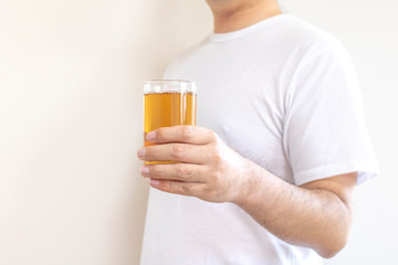 冷えた麦茶を持つ男性