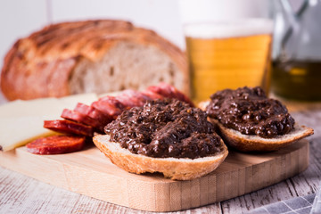 Embutido de Leon (Morcilla, Chorizo, Queso) aperitivo