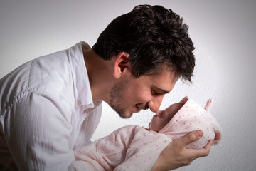 Vater und Tochter schmusen