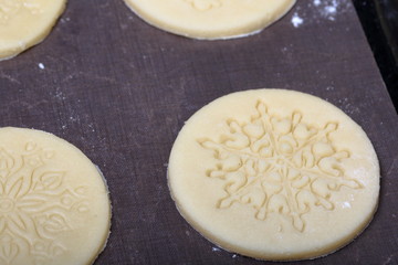 Round blanks from rolled dough with an ornament. For making marshmallow sandwiches. Lie on the baking sheet before baking.