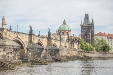 Obraz premium Charles bridge over Vltava river in old town Prague