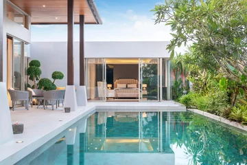 Fotobehang huis of woningbouw Exterieur- en interieurontwerp met tropische zwembadvilla met groene tuin en slaapkamer © Stock PK